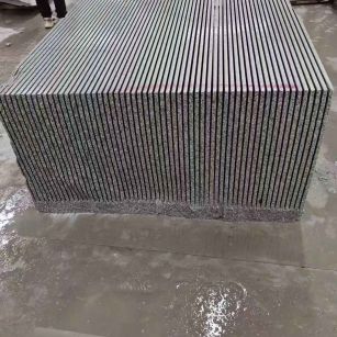 酒泉芝麻白毛板荒料切割